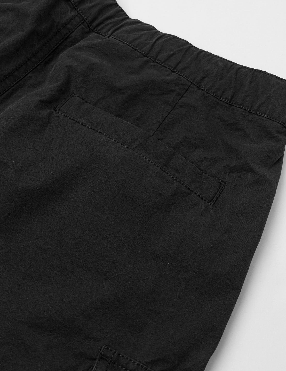 商標刺繡與多口袋寬版休閒工裝褲