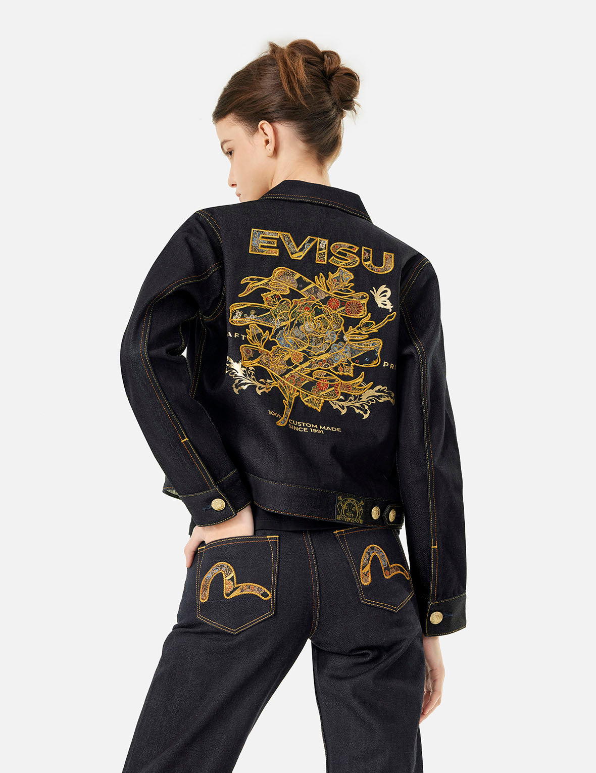 織錦玫瑰與商標刺繡常規版型牛仔外套