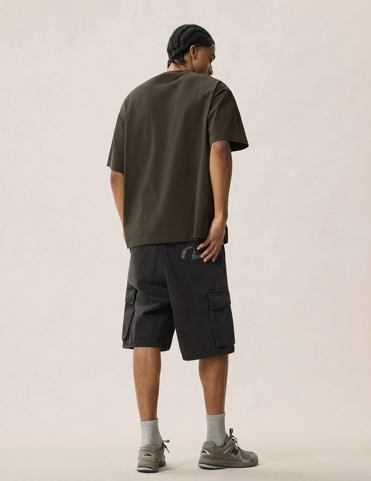 Alligator vs Seagull Outlined Embroidery T-shirt