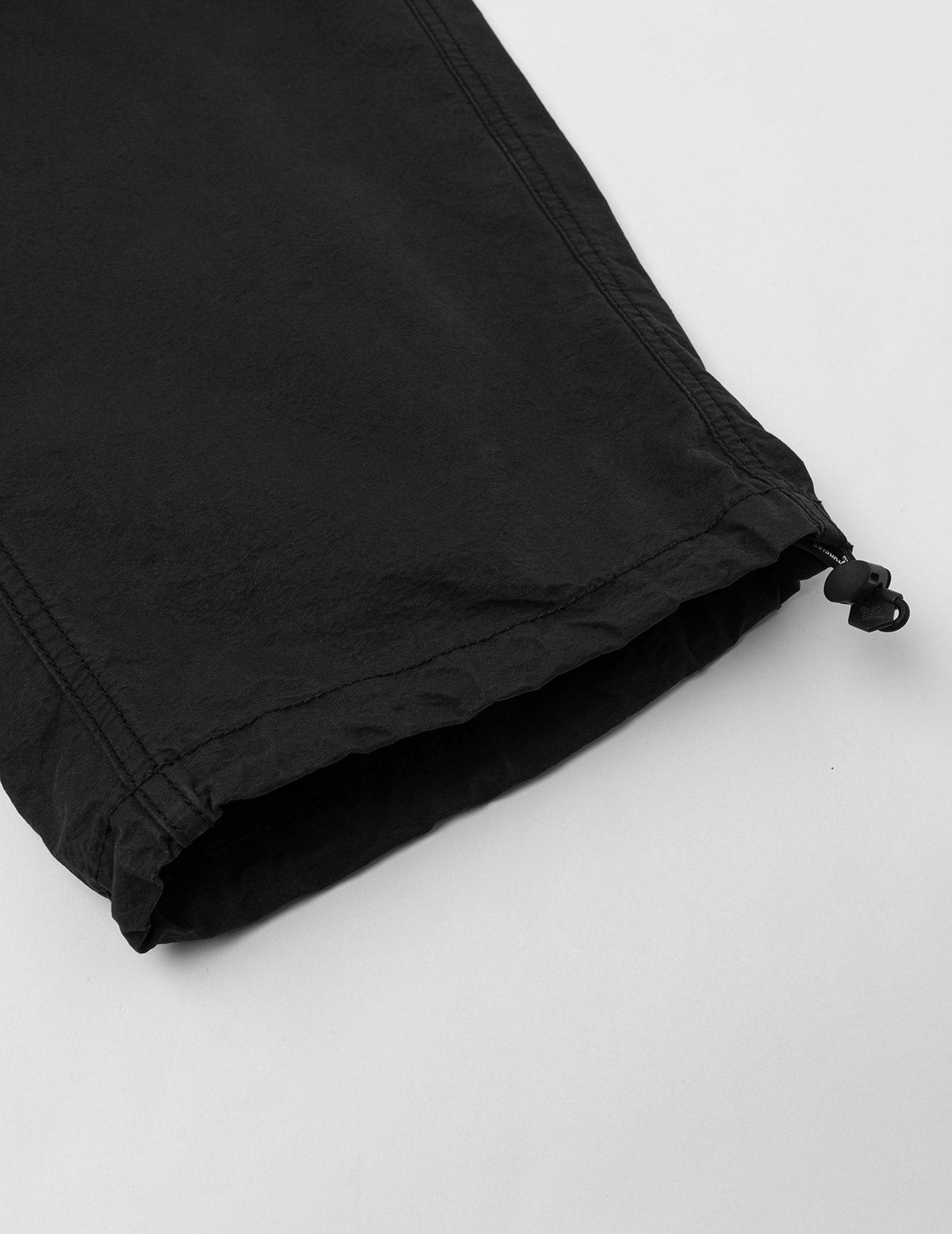 商標刺繡與多口袋寬版休閒工裝褲